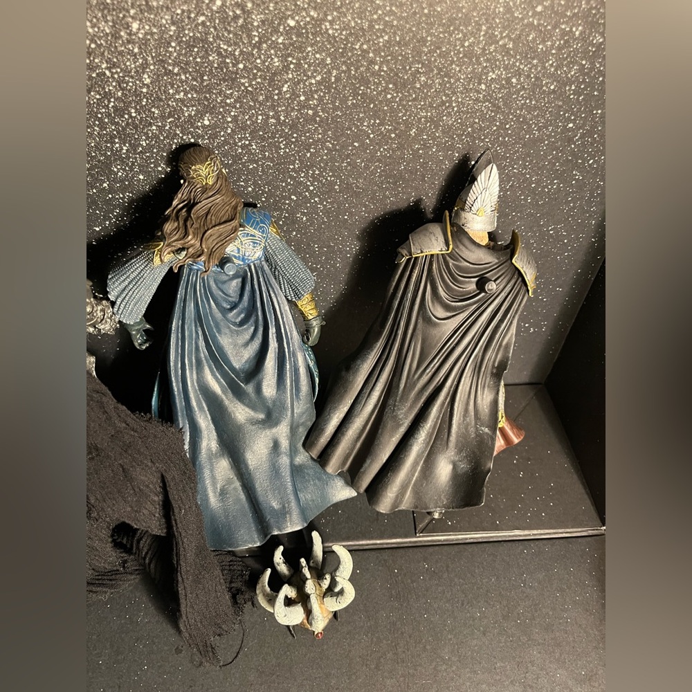 Lord of the rings Action Figures set of 2 ! 
(SOLD ) the tall grey figurine ! - Picture 6 of 6